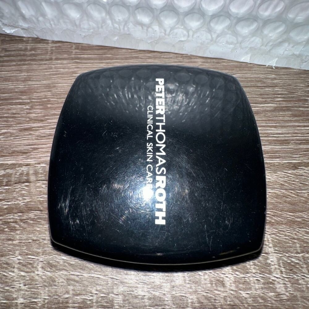 Peter Thomas Roth Un-Wrinkle Pressed Powder‎ foundation - Picture 3 of 5